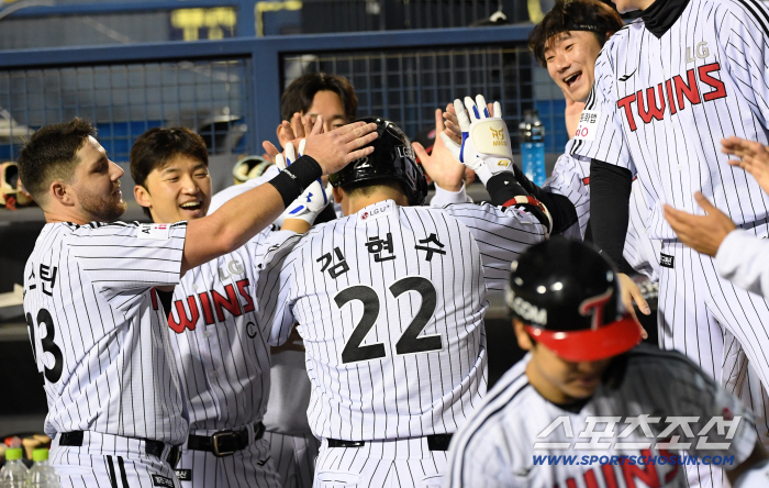 First base also has a glossy jumper, and third base also has a yellow towel. Jamsil filled 20,000 people with LG fans. Hanwha and Samsung finished preparation for the Korean Series with cheering songs