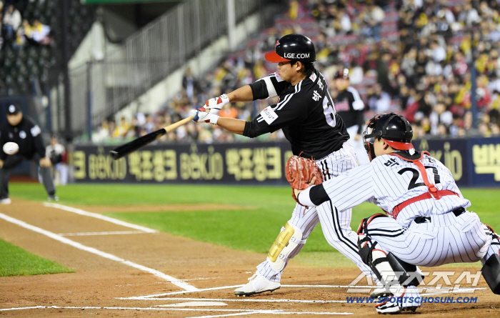 First base also has a glossy jumper, and third base also has a yellow towel. Jamsil filled 20,000 people with LG fans. Hanwha and Samsung finished preparation for the Korean Series with cheering songs