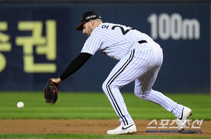 First base also has a glossy jumper, and third base also has a yellow towel. Jamsil filled 20,000 people with LG fans. Hanwha and Samsung finished preparation for the Korean Series with cheering songs