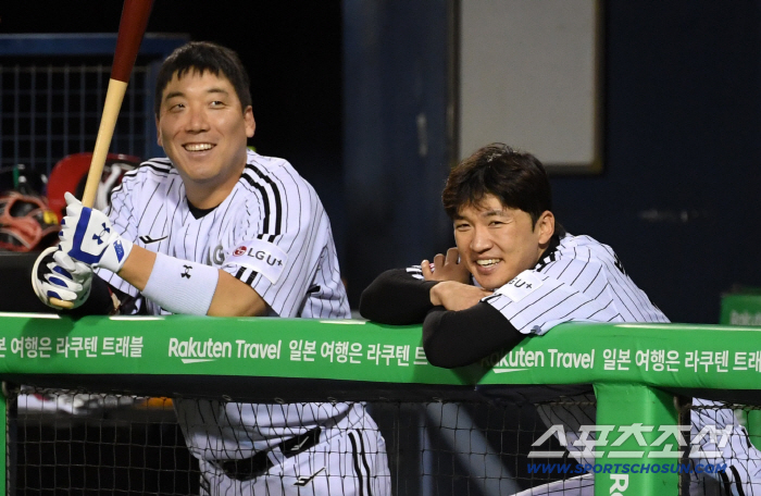 First base also has a glossy jumper, and third base also has a yellow towel. Jamsil filled 20,000 people with LG fans. Hanwha and Samsung finished preparation for the Korean Series with cheering songs