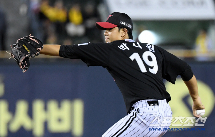 First base also has a glossy jumper, and third base also has a yellow towel. Jamsil filled 20,000 people with LG fans. Hanwha and Samsung finished preparation for the Korean Series with cheering songs