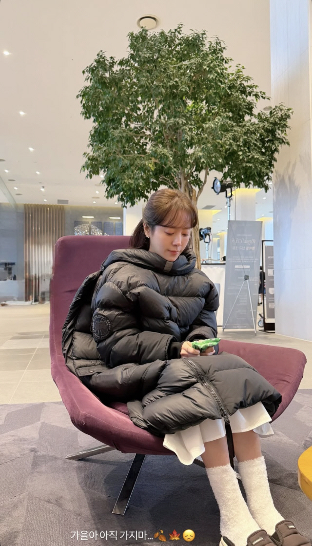 Han Ji-min, heavily armed with a hot pack and a long padded jacket, 'Don't go in the fall.' 