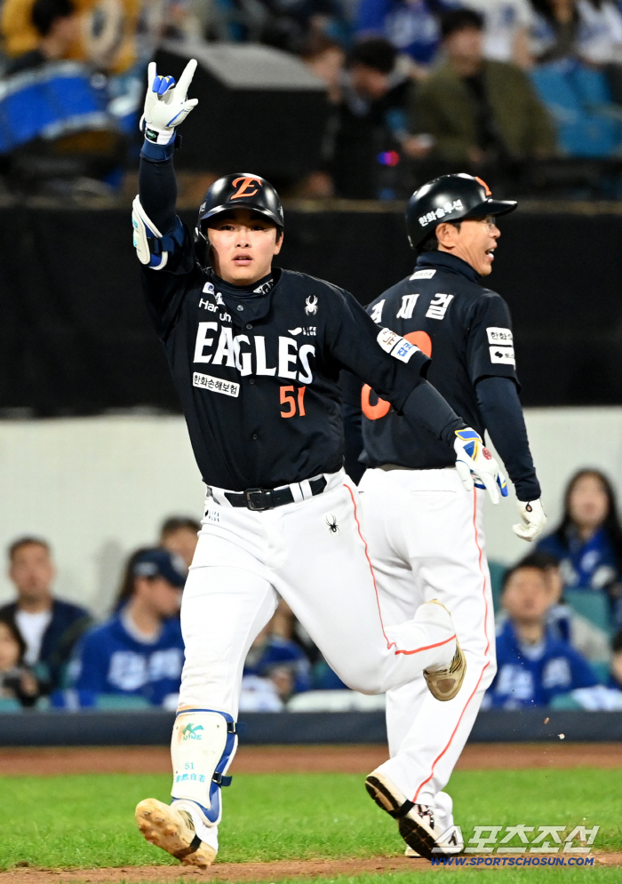 Hanwha makes a three-run home run on the day of Kanamun Hyun-bin in the Korean Series, hitting a timely hit in the first place 