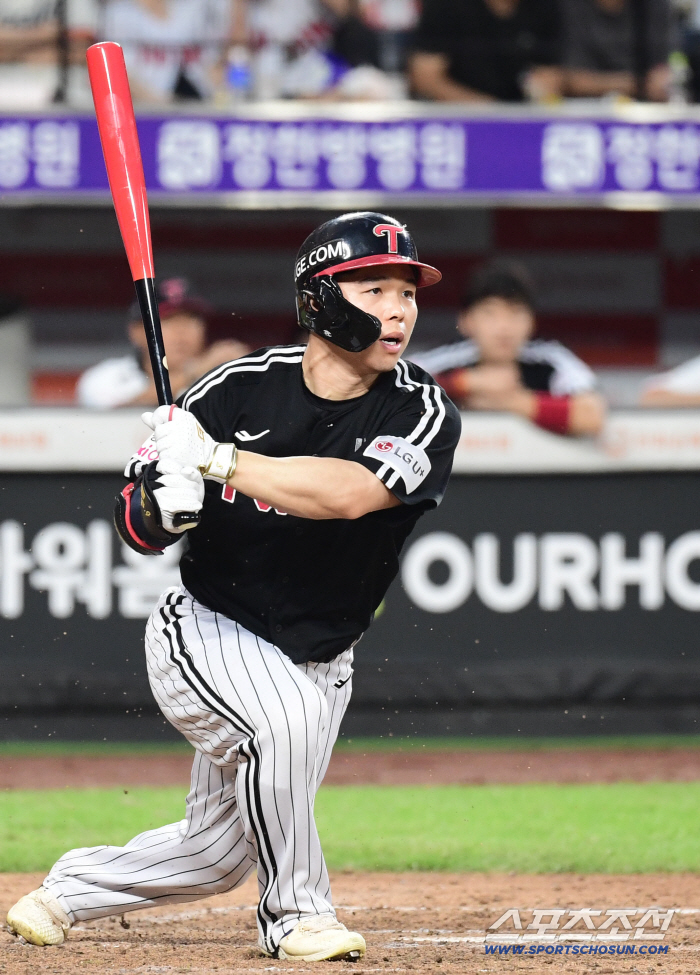 It's a line-up for the first game of the Korean Series. The last lineup of the Blue and White games for more than 20,000 people was announced. The left fielder is Koo Bon-hyuk