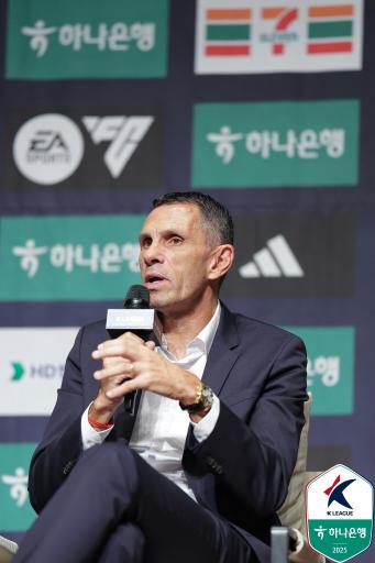  We thoroughly distinguish between Foyet training and privacy led by Radeshima, North Jeolla Province, and this year's MVP is captain Park Jin-seop