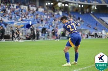  Controversy over Lee Chung-yong's golf ceremony, which Hwang Sun-hong sees, is unfortunate and embarrassing as a soccer player