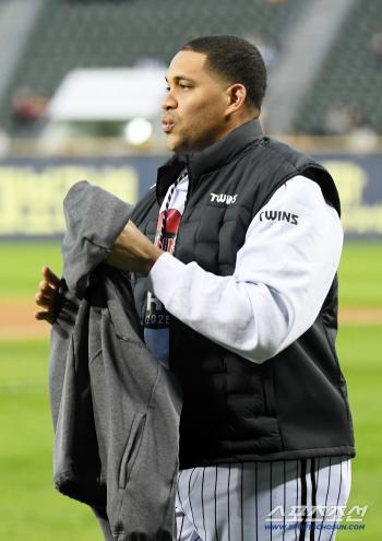  Chirinos prepared for the cold in autumn baseball