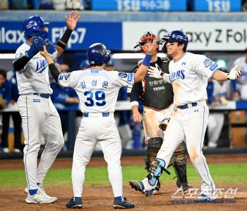  Diaz and Kim Sung-yoon greet Kim Young-woong with a tie
