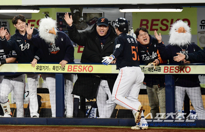  Eagle squad cheering for Moon Hyun-bin's three-run home run