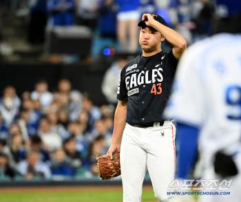  In the second inning, KKK Jung Woo-joo was relieved by his scoreless pitching
