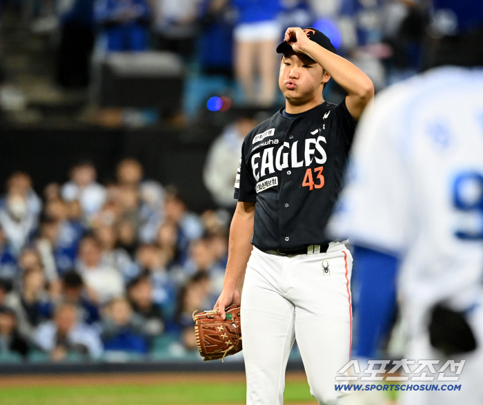  In the second inning, KKK Jung Woo-joo was relieved by his scoreless pitching