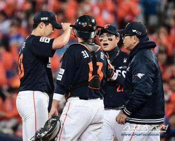  Jung Woo-joo replaced first base with one out in the bottom of the 4th inning