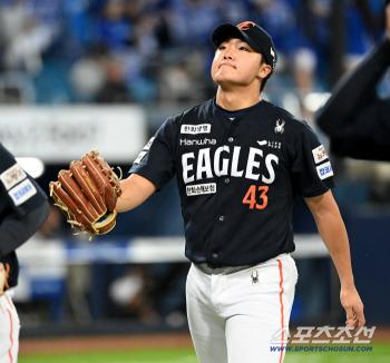  Jung Woo-ju pitched without losing a point in the bottom of the first inning!