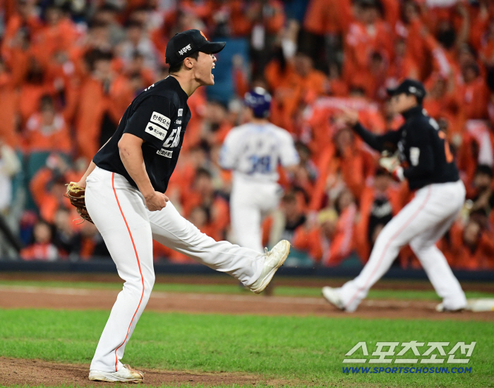  Jung Woo-ju, who is cheering after getting rid of the double play