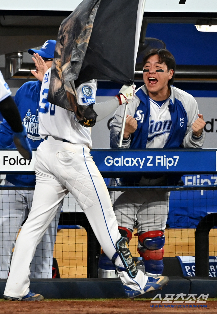  KANG MINHO cheers for Kim Youngwoong's three-run series!