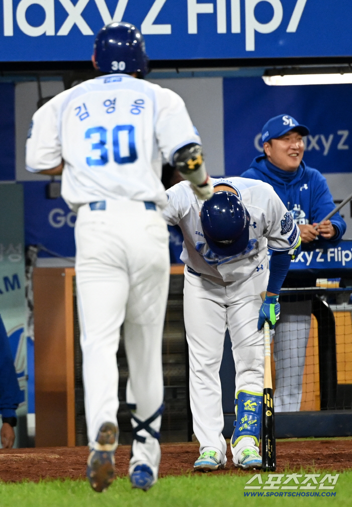 Kim Hun-gon is being greeted in 90 degrees. Kim Young-woong