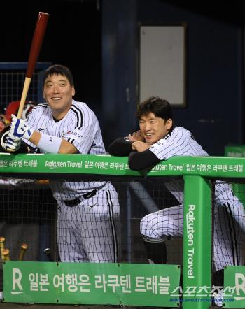  Kim Hyun-soo Park Hae-min enjoys fall baseball