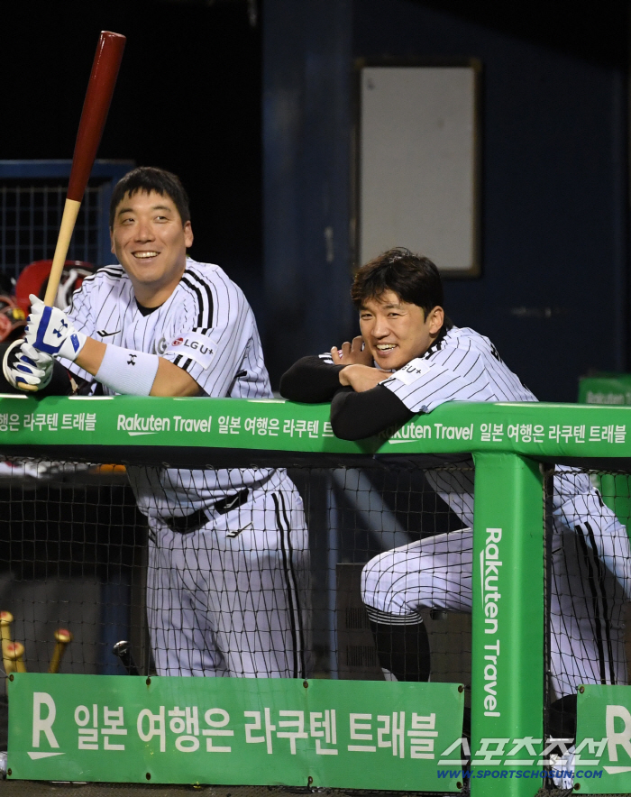  Kim Hyun-soo Park Hae-min enjoys fall baseball