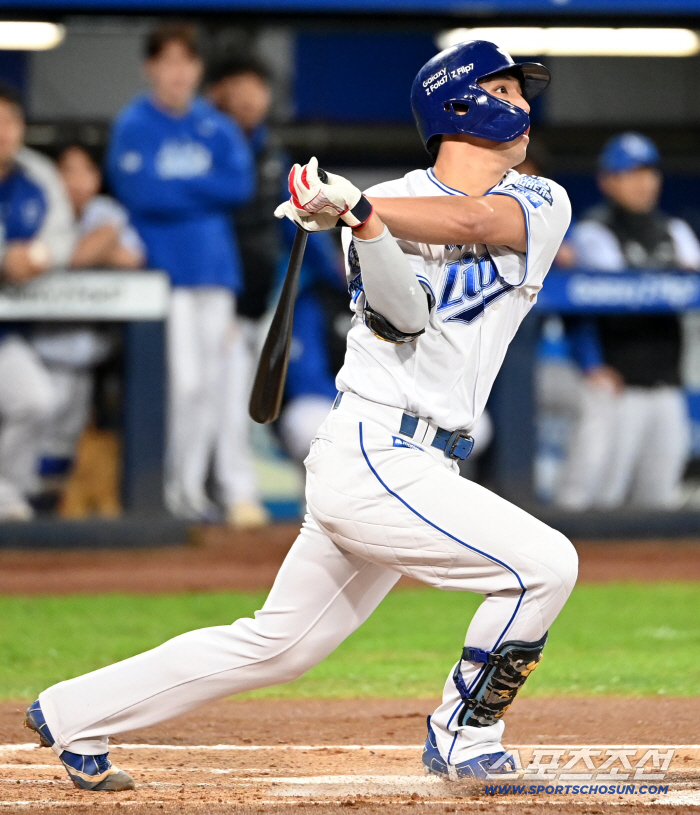  Kim Young-woong hits a leadoff double in the second inning