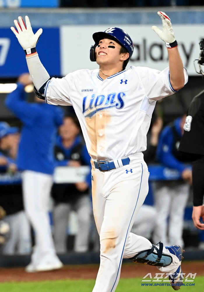  Kim Young-woong smiles and explodes into a three-run series