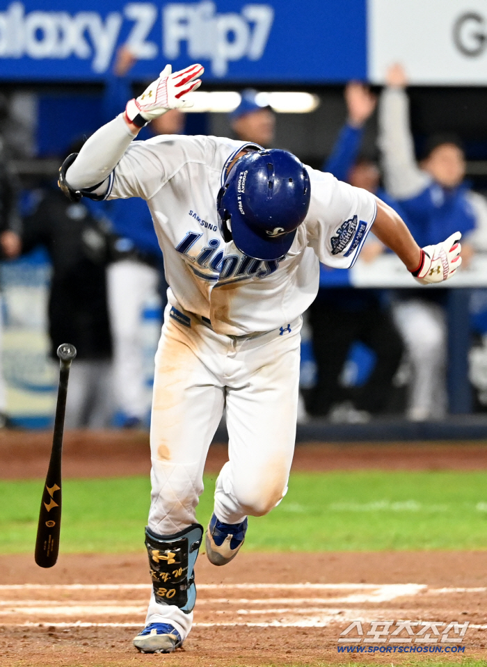  KIM YOUNG WOONG, a three-run tie!