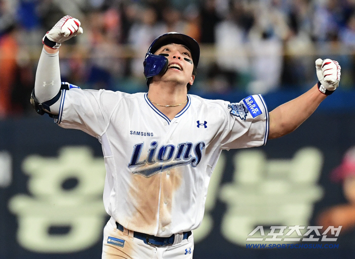  Kim Young-woong's three-run home run shot to tie the game in the sixth inning