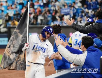 Kim Young-woong's three-run home run that brings the game to square one in the sixth inning