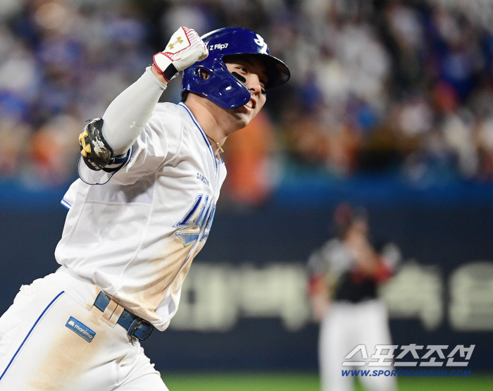 Kim Youngwoong, clench your fist! a come-from-behind three-run home run