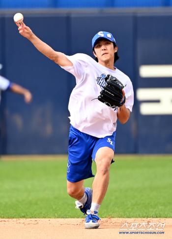 Lee Jaehyun, the ball on his fingertips