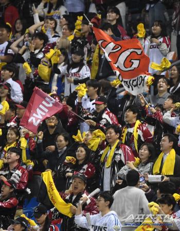  LG Fans in the midst of preparation for the Korean Series
