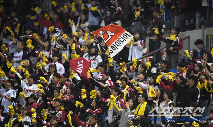  LG Fans in the midst of preparation for the Korean Series