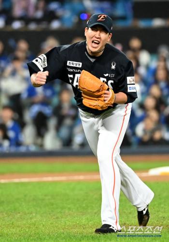  Park Sangwon, who is cheering, blocked it neatly