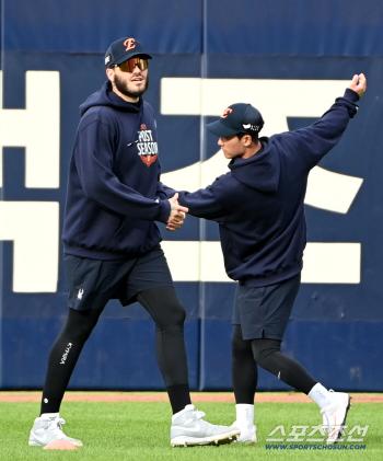  Ponce Hwang Young-mook is warming up in the outfield