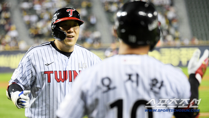  Solo Four Kim Hyun-soo examines the batting sense of autumn baseball