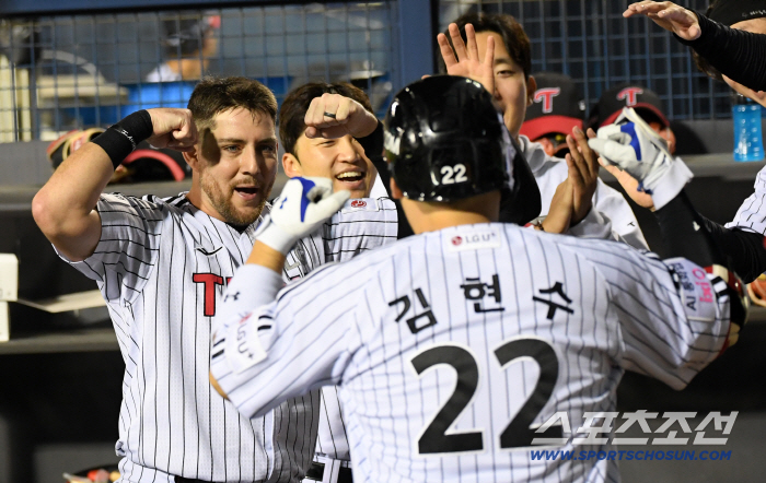  Solo shot Kim Hyun-soo's dugout atmosphere is hot