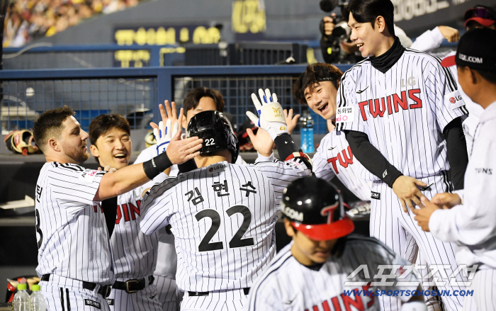  Solo shot Kim Hyun-soo's dugout atmosphere is hot