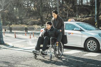 Redeemer Song Ji-hyo plays a blind character, actually filming with a magnifying glass