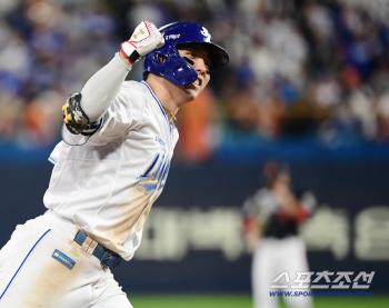 This fall, a real hero was born. Samsung's saved Kim Young-woong's three-run home run shot, and the game was Game 5 