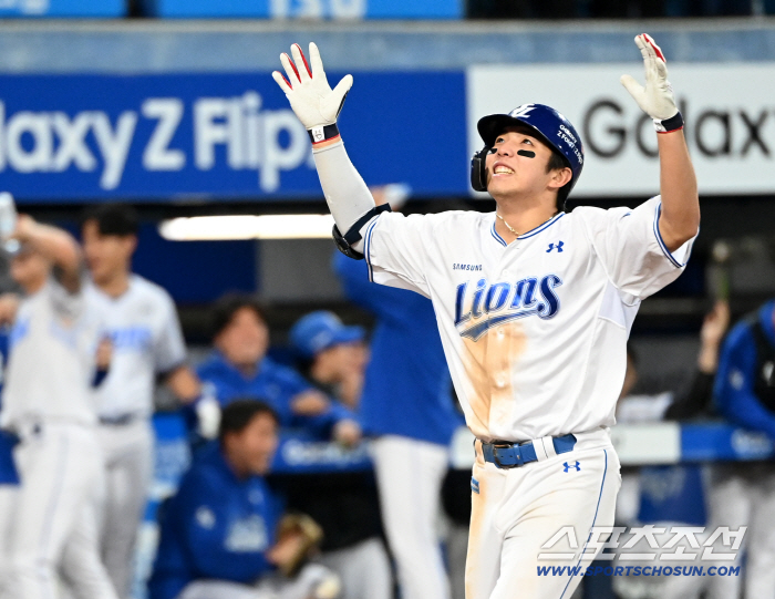 This fall, a real hero was born. Samsung's saved Kim Young-woong's three-run home run shot, and the game was Game 5 