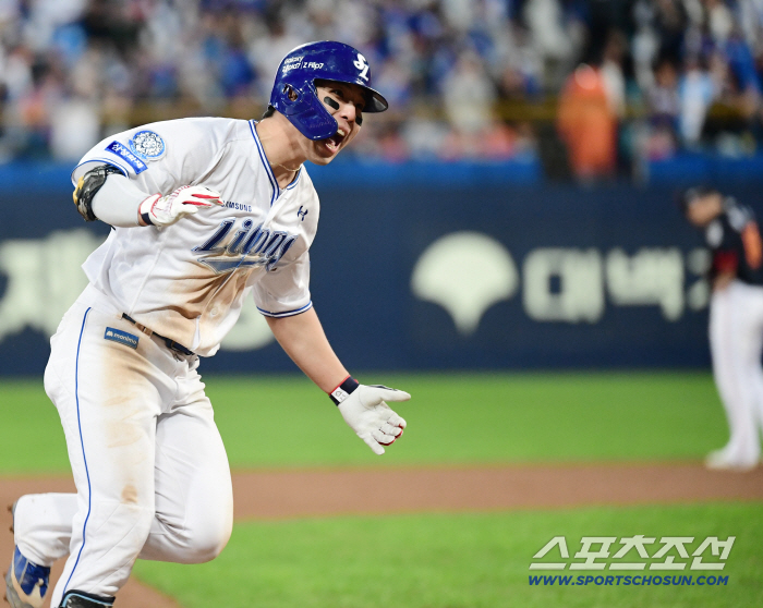 This fall, a real hero was born. Samsung's saved Kim Young-woong's three-run home run shot, and the game was Game 5 