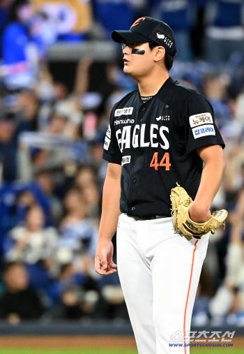 What kind of joke is this? Kim Seo-hyun collapsed again. Dedicating a three-run shot to Kim Young-woong. 