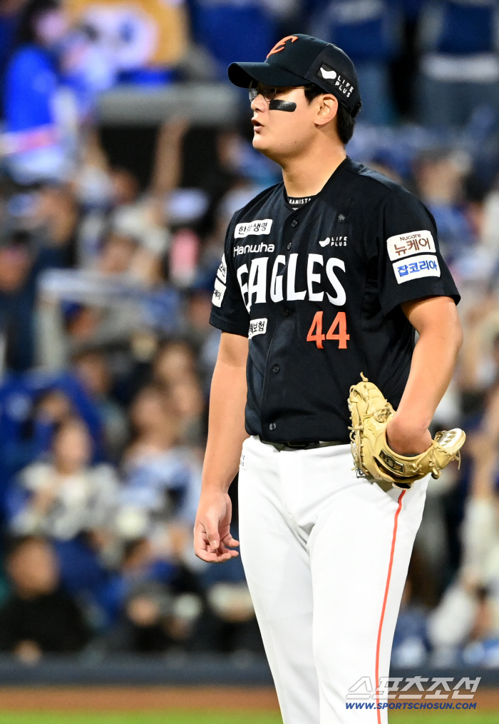 What kind of joke is this? Kim Seo-hyun collapsed again. Dedicating a three-run shot to Kim Young-woong. 