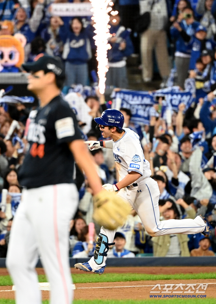 What kind of joke is this? Kim Seo-hyun collapsed again. Dedicating a three-run shot to Kim Young-woong. 