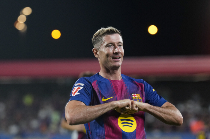 Wow, this combination is shocking? Manchester United X Lewandowski, a fantastic combination that fell apart 13 years ago. A surprise appearance next summer. Man U can't resist