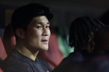 He has no presence at all. Bayern Munich Kim Min-jae played in the 9th minute of the second half  yellow card  lowest rating. I can't laugh at my team's 4-0 victory