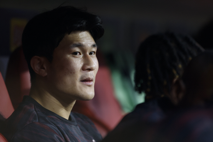 He has no presence at all. Bayern Munich Kim Min-jae played in the 9th minute of the second half  yellow card  lowest rating. I can't laugh at my team's 4-0 victory