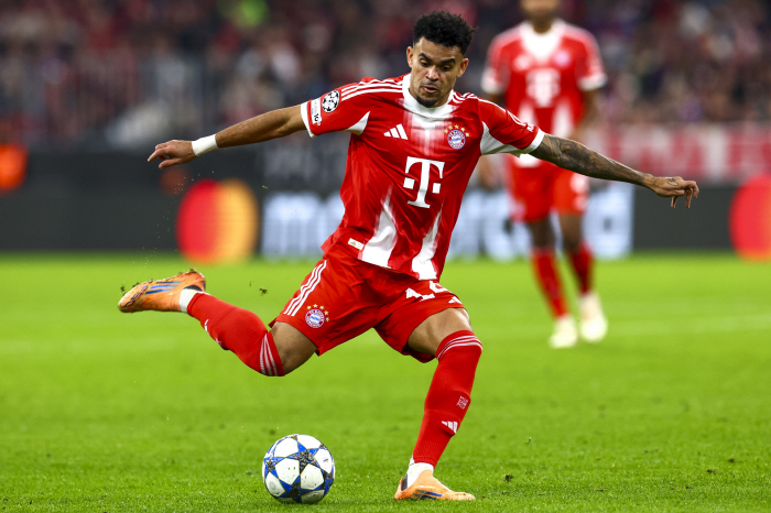 He has no presence at all. Bayern Munich Kim Min-jae played in the 9th minute of the second half  yellow card  lowest rating. I can't laugh at my team's 4-0 victory