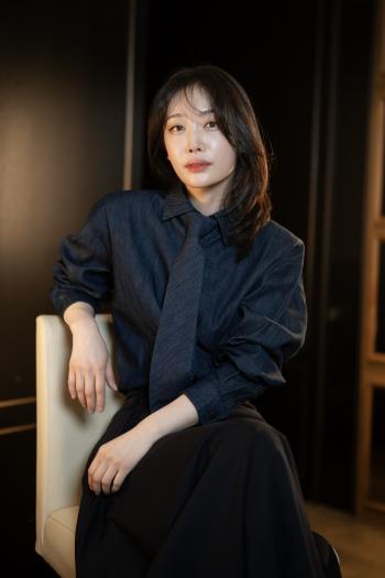  'Hi Kim, the savior, shed tears that will leave you as a precious actor.'