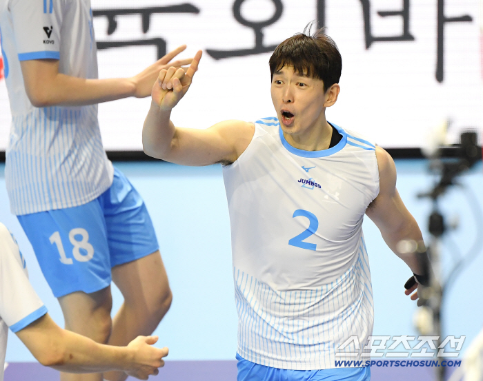 The King's Return Jeong Ji-seok won the opening game of Korean Air, and Joto made his debut. 