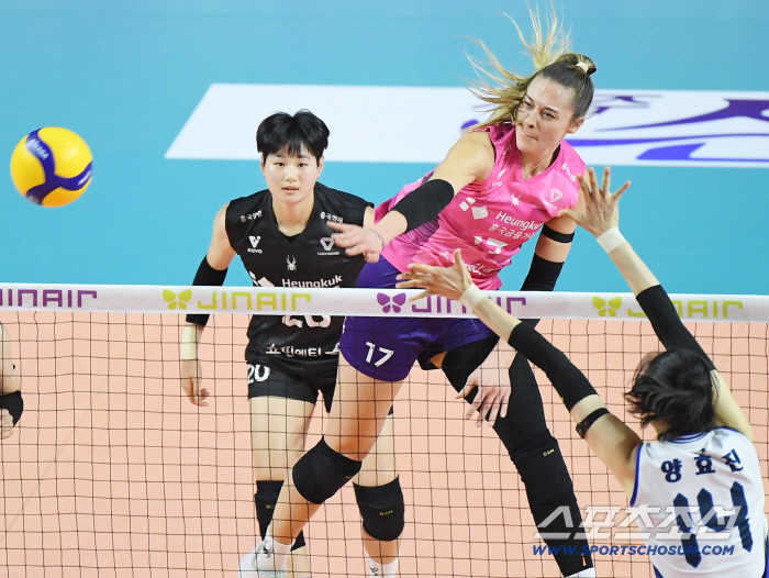 Lee Da-hyun cried and Kang Sung-hyung laughed. The roar of the head coach clenched his fists